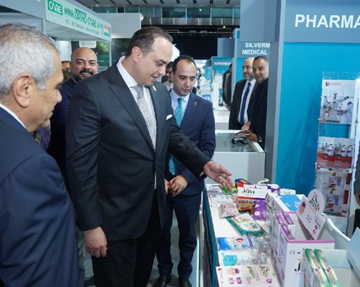 رئيس هيئة الرعاية الصحية يتفقد الجناح المصري بمعرض الصحة العربي في دبي "آراب هيلث" 2024)