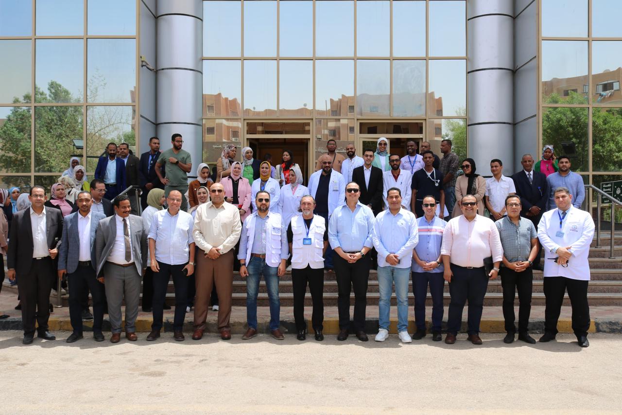 رئيس هيئة الرعاية الصحية في جولة تفقدية للمنشآت الصحية التابعة لهيئة الرعاية في أسوان)
