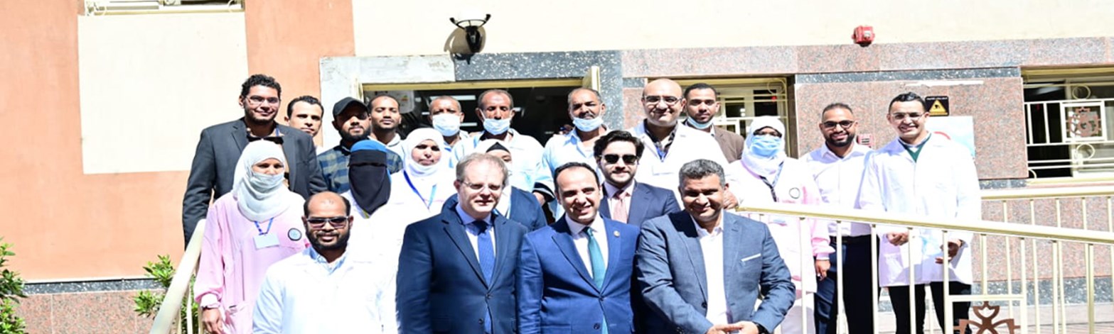 السفير البريطاني بالقاهرة يشيد بمستوى جودة الخدمة الطبية المقدمة للمواطنين بوحدة طب أسرة المنصورية بأسوان)