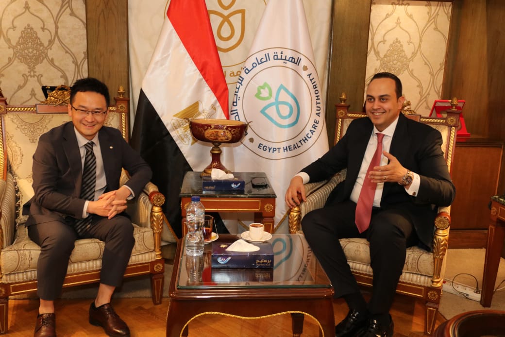 The Chairman of EHA discussed with the Regional Director of Mindray the cooperation and technology transfer from China to Egypt)